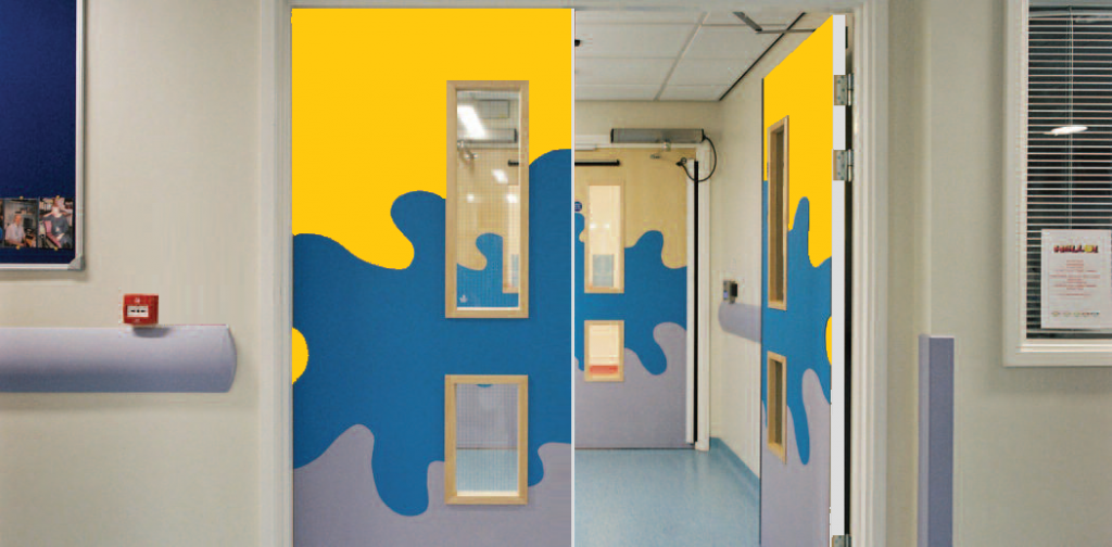 Медицинские двери в интерьере больницы